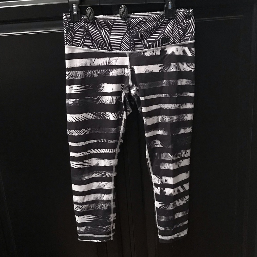 Lululemon Black & White cropped Leggings